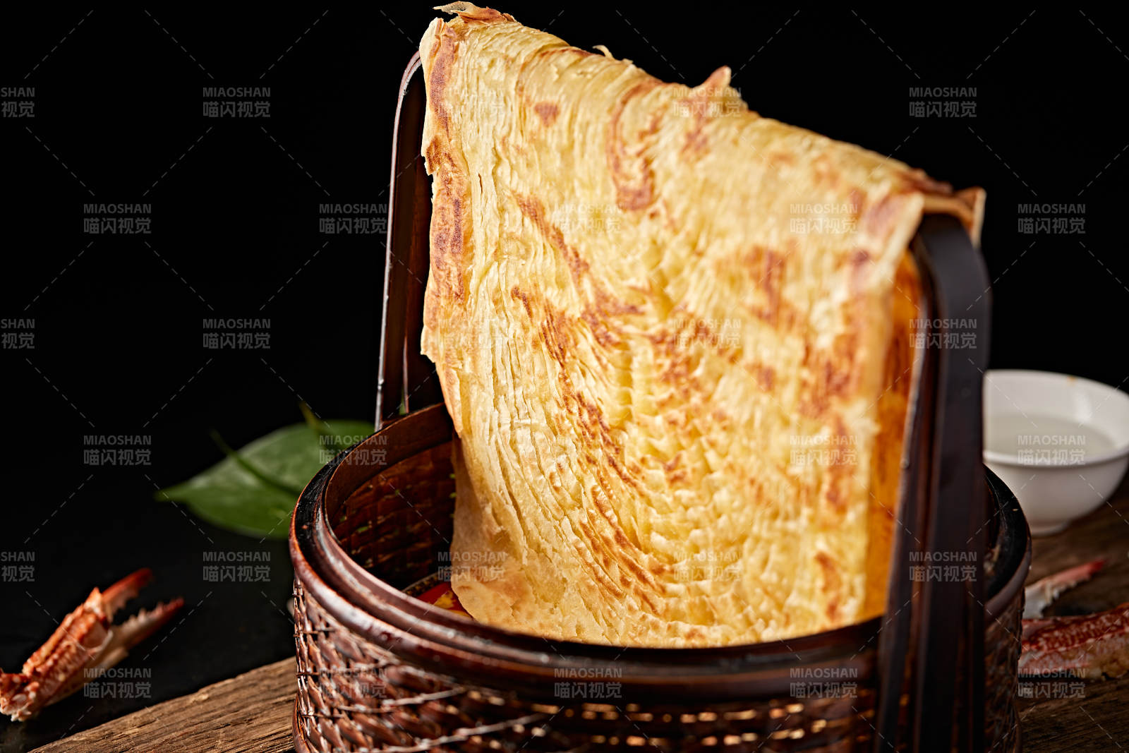 金黄薄饼入竹篮