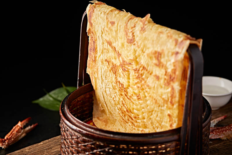 金黄薄饼入竹篮