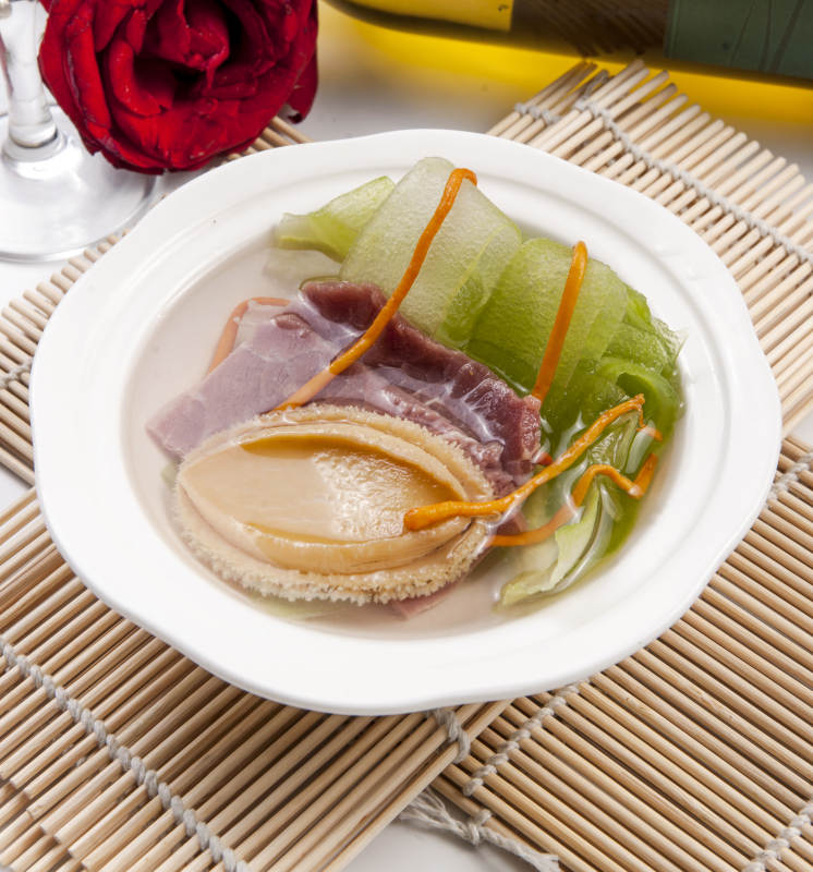 鲍鱼清汤配蔬菜