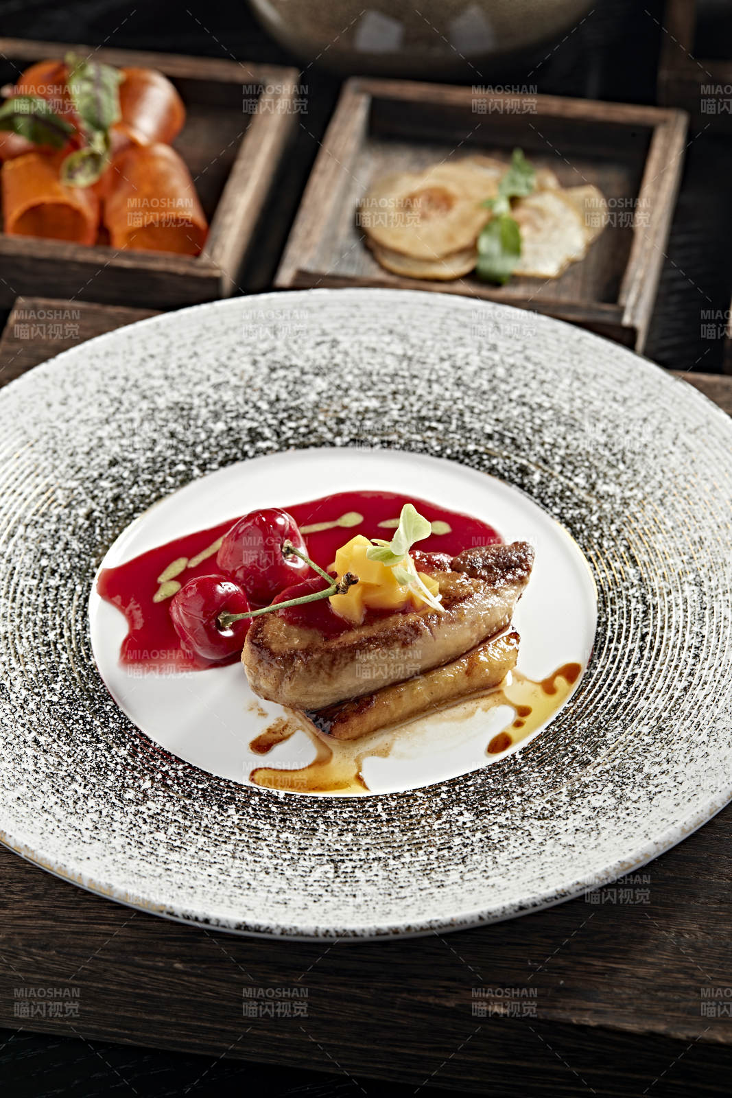樱桃鹅肝配酱汁