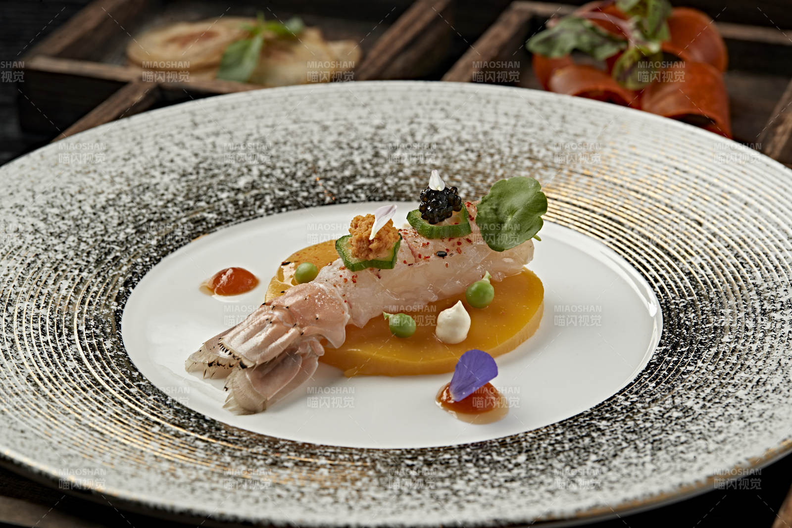 秋葵黑松露鱼子酱大根片配南美鳌虾刺身