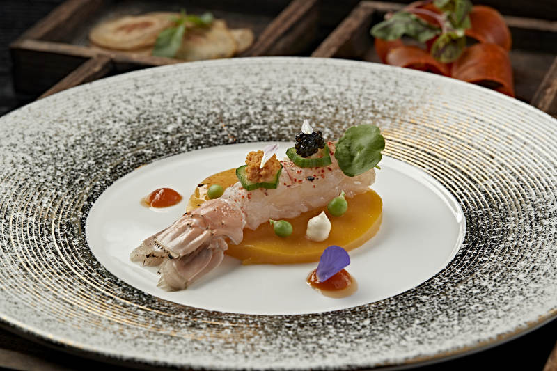 秋葵黑松露鱼子酱大根片配南美鳌虾刺身