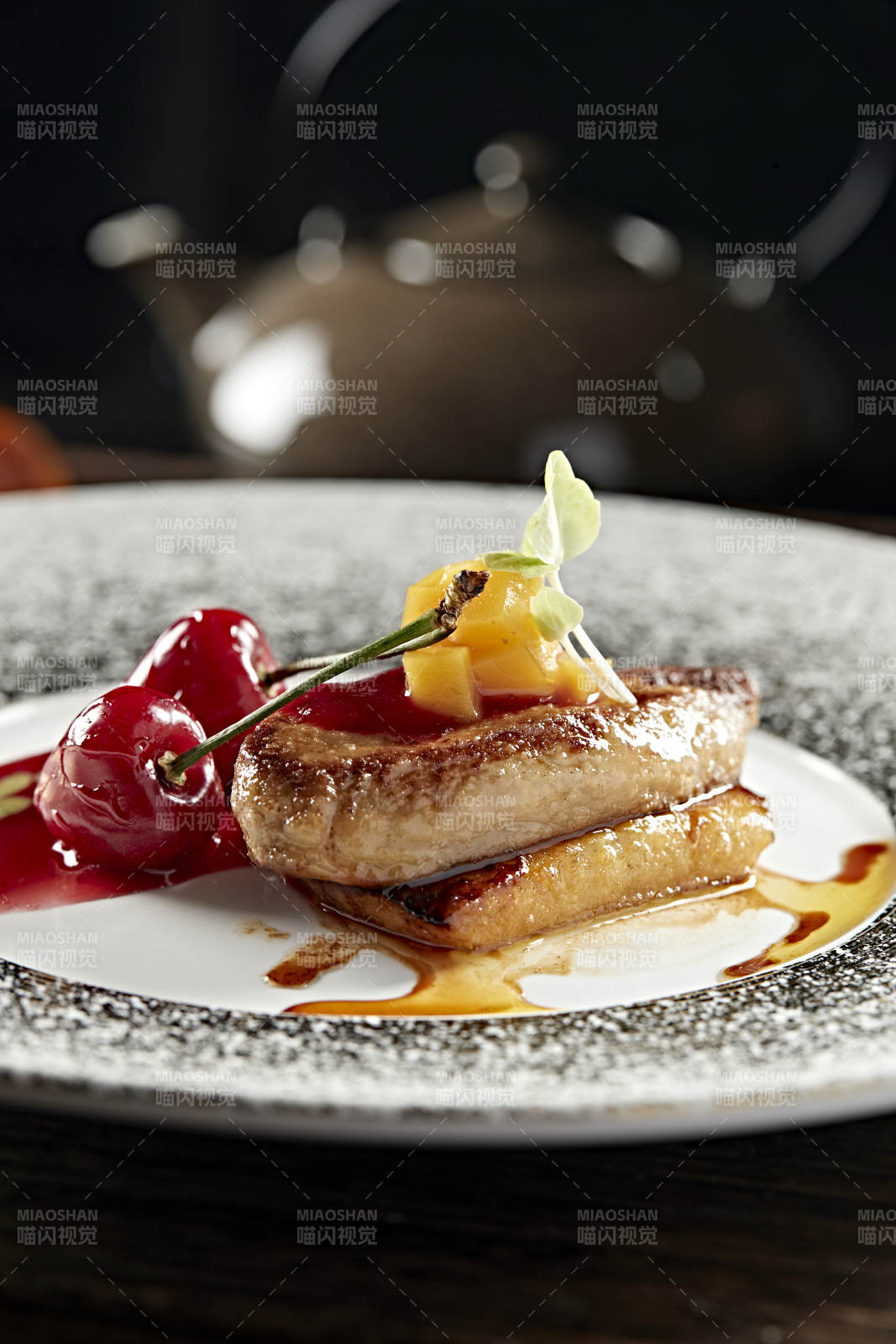 香煎鹅肝配樱桃