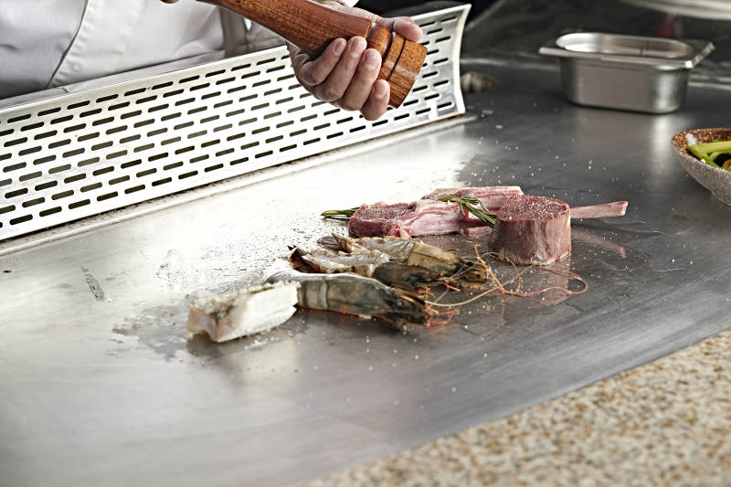 厨师研磨香料烹羊排