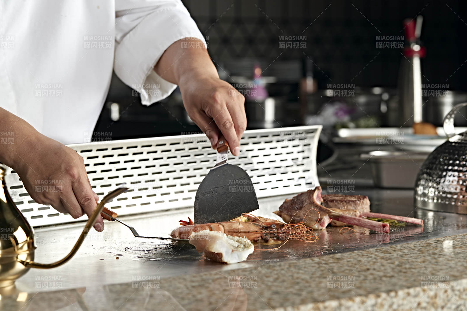 主廚精心烹制羊排