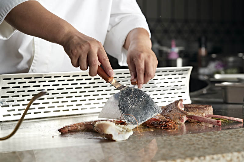 厨师煎制海鲜