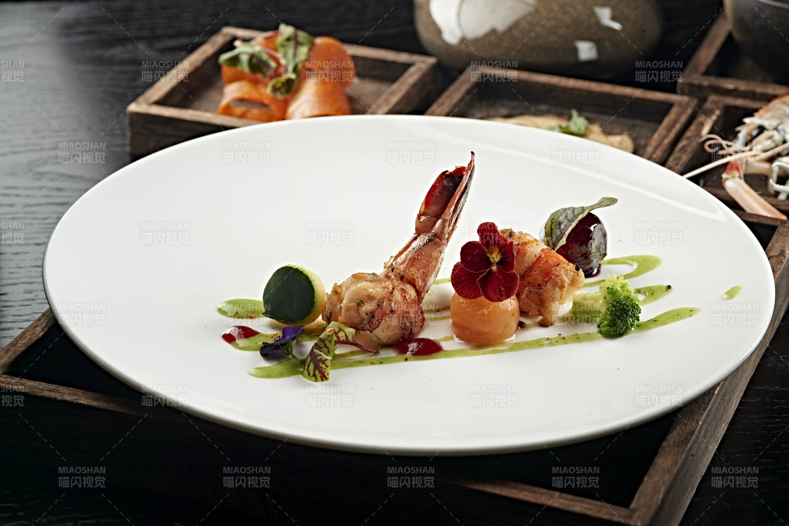 精致虾料理摆盘