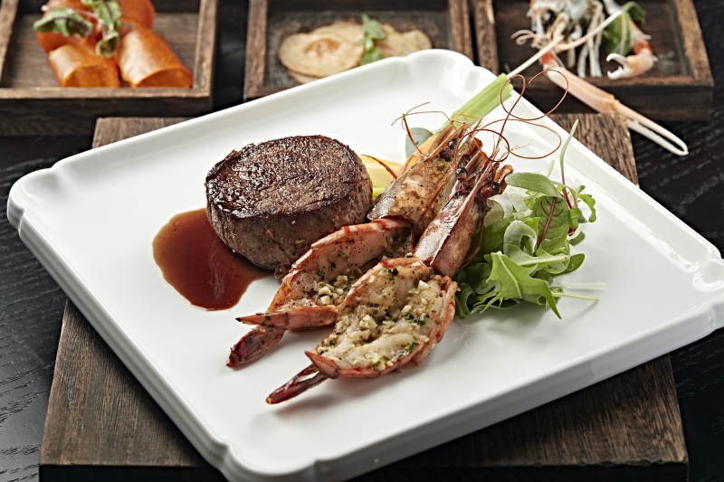 牛排配大虾拼盘