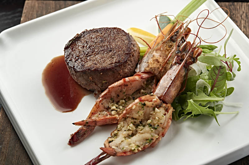 牛排配烤虾