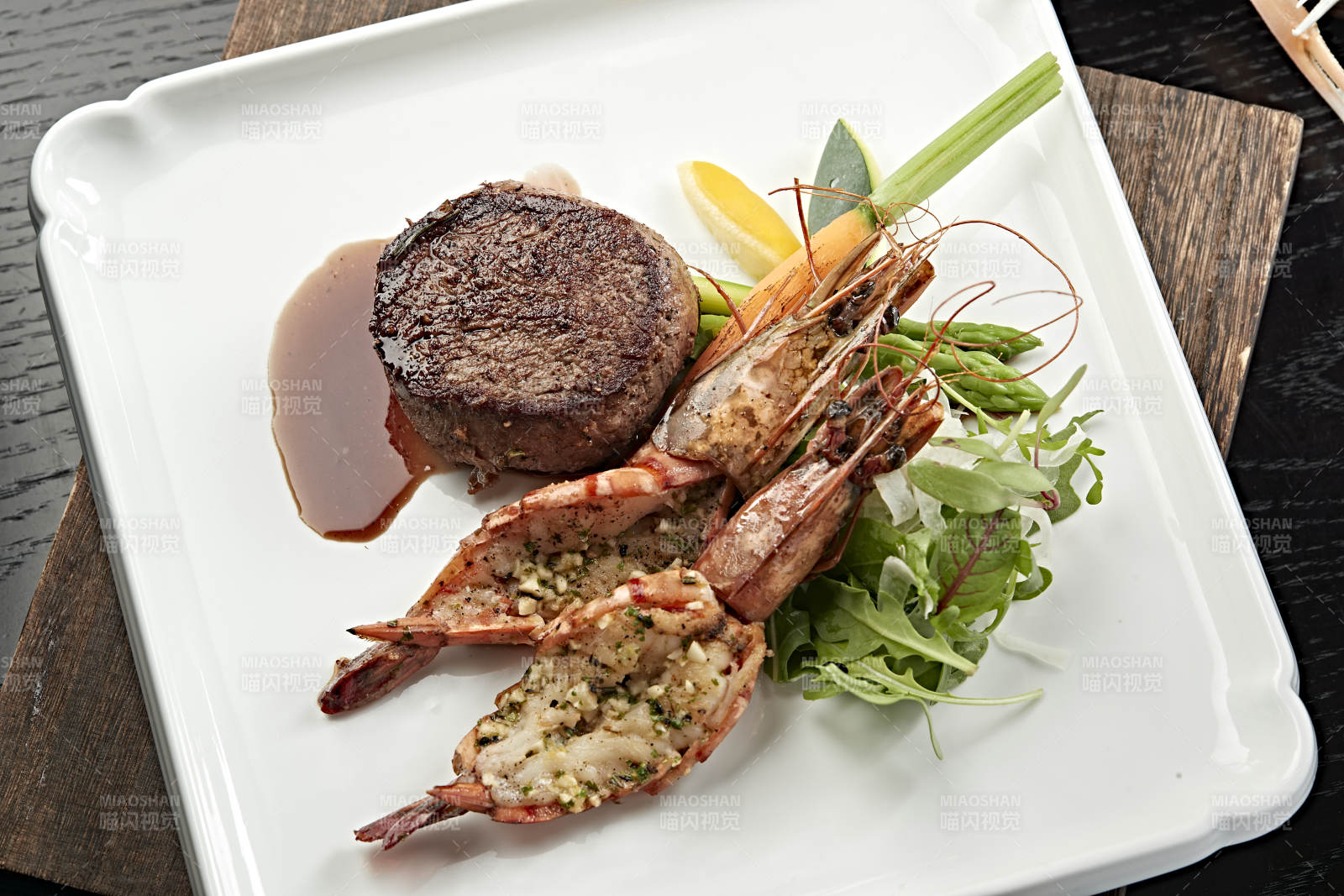 牛排配虾仁沙拉