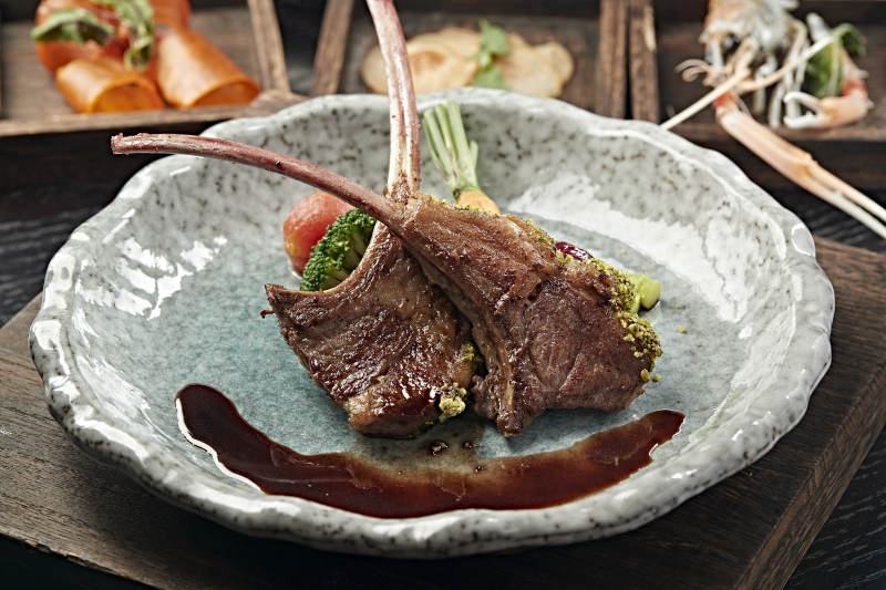 香煎羊排配酱汁