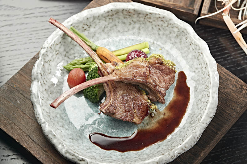 香煎羊排配蔬菜