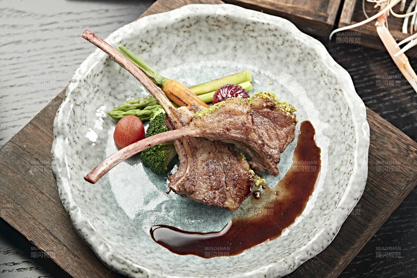 香煎羊排配蔬菜