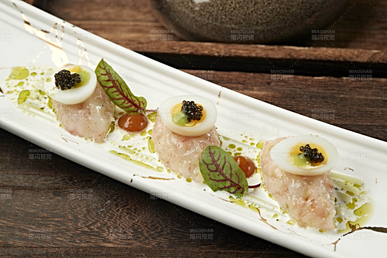 精致三文鱼配鱼子酱