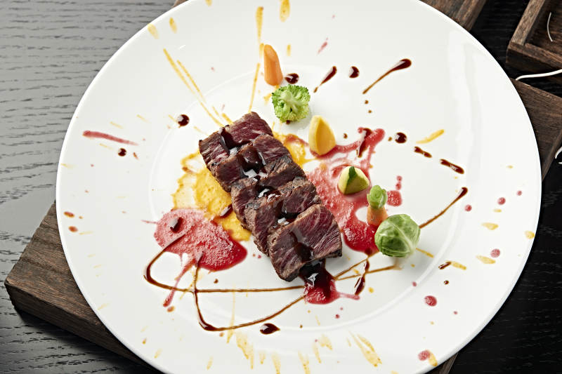 精致牛排艺术摆盘