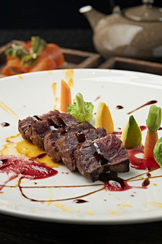 精致牛排艺术摆盘