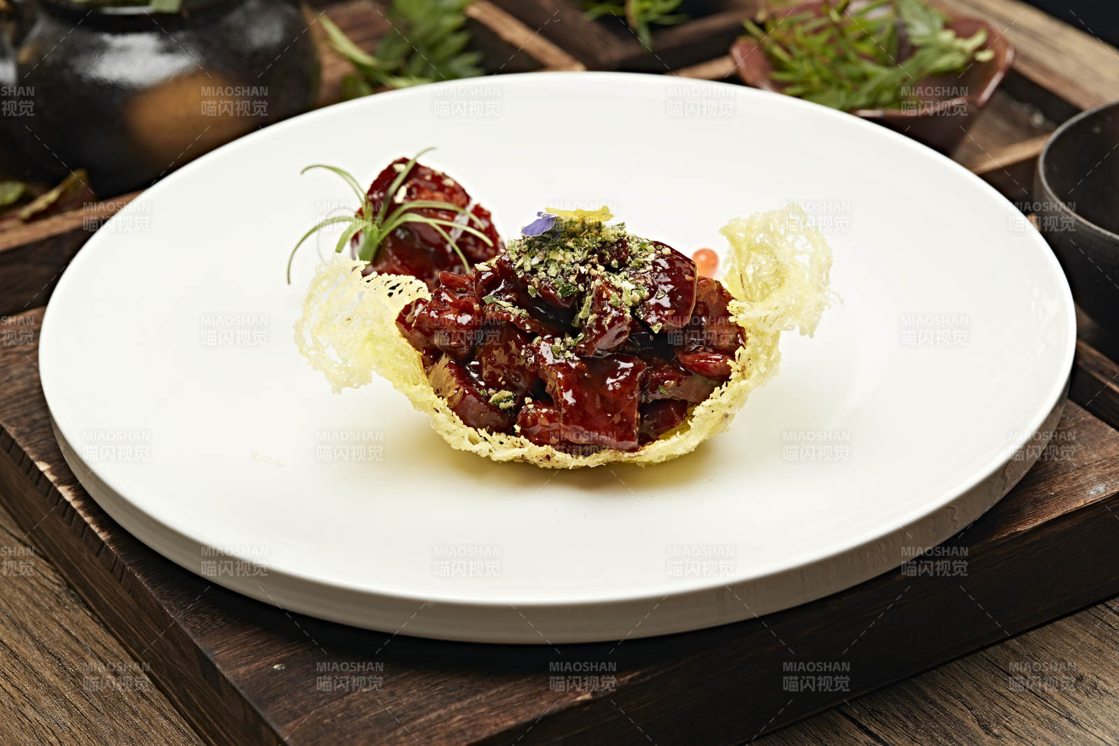 精致红烧肉配脆皮