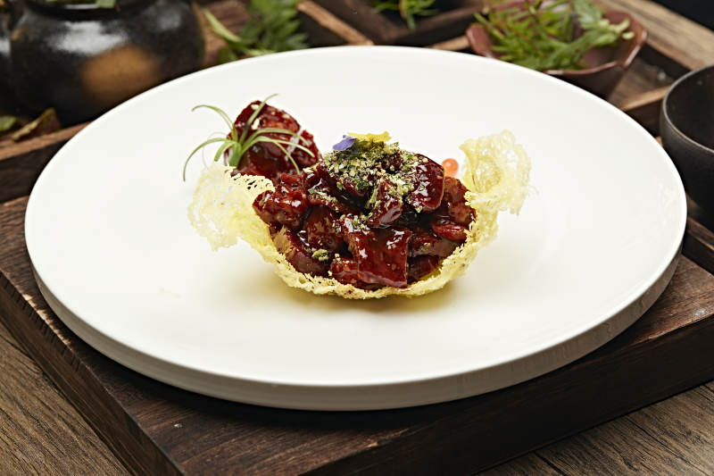 精致红烧肉配脆皮