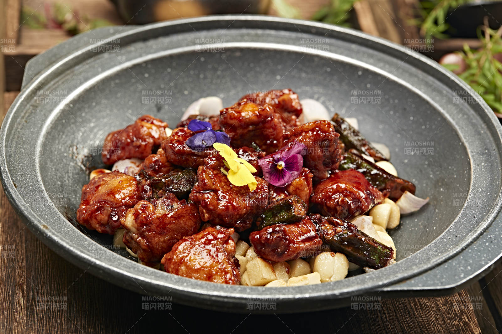 香辣鸡块配花饰