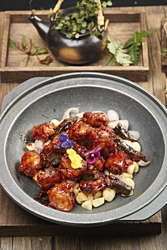 酱香鸡块配坚果