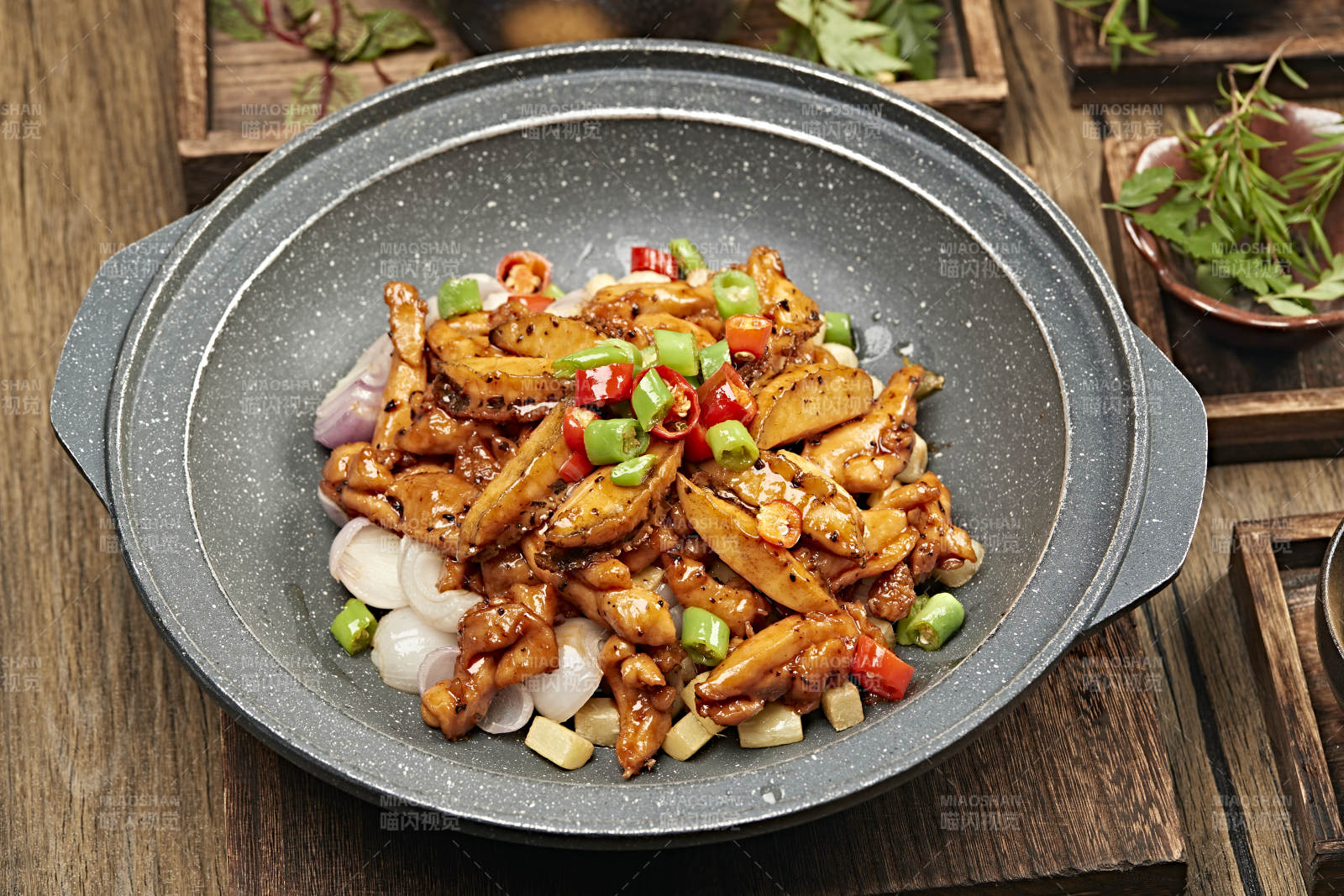 石锅香辣鲍鱼鸡腿肉