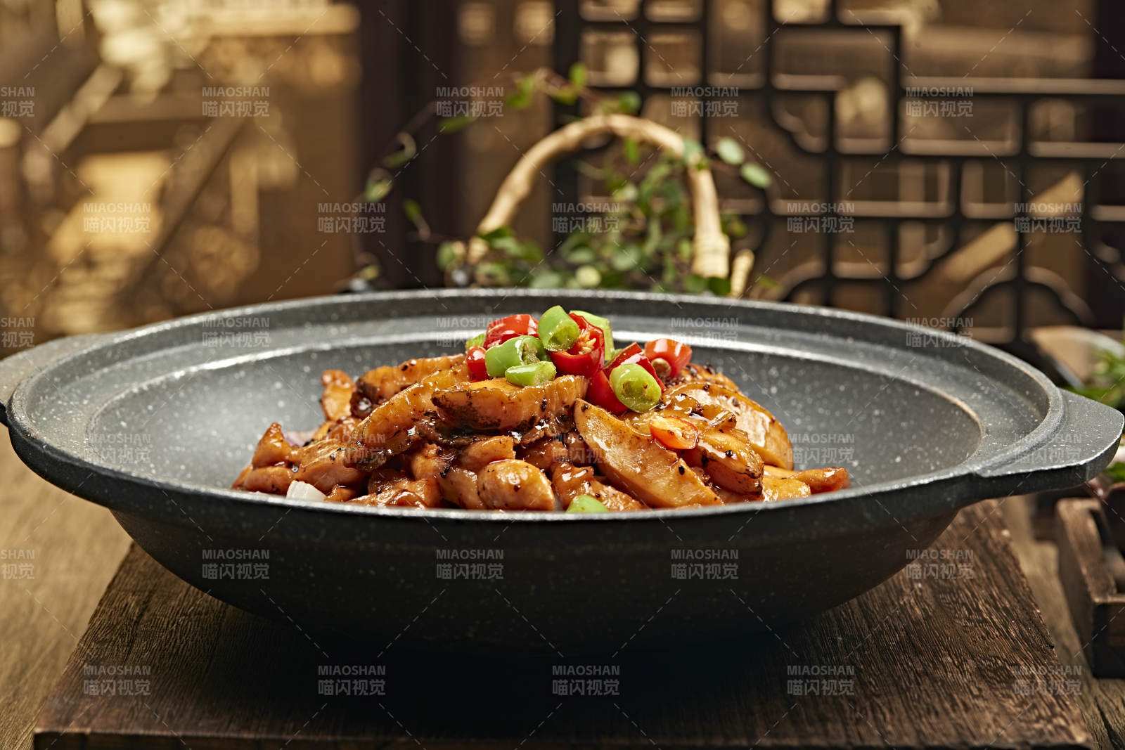 石锅香辣鲍鱼鸡腿肉