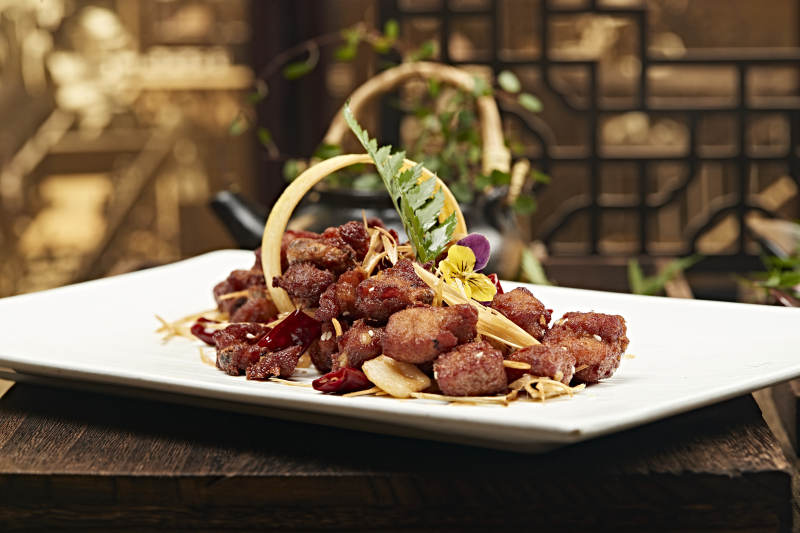 香辣鸡块配蔬菜