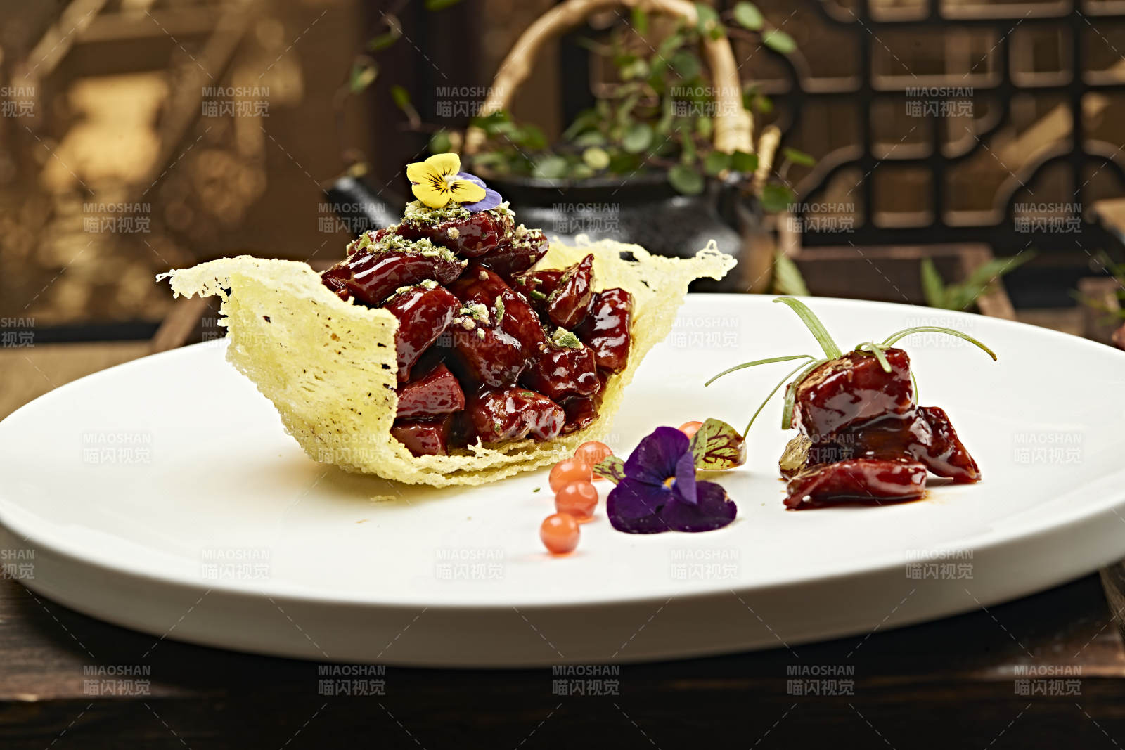 金盏蜜汁松板猪肉