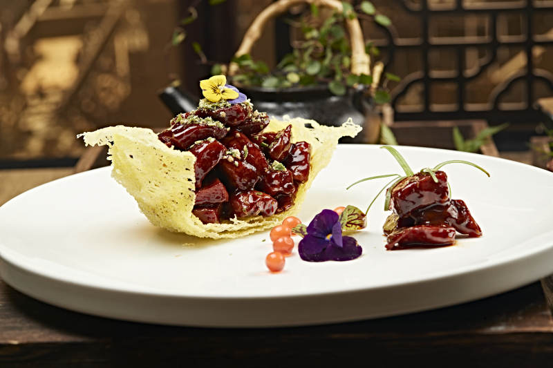 金盏蜜汁松板猪肉