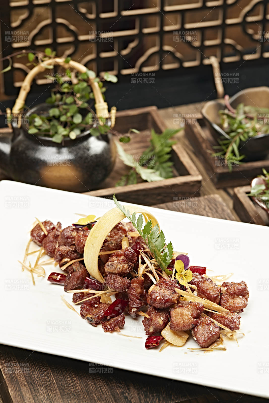 香辣肉串配草本