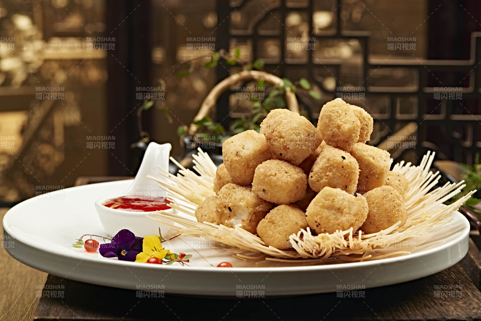 金黄炸丸子配酱料