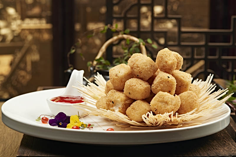 金黄炸丸子配酱料