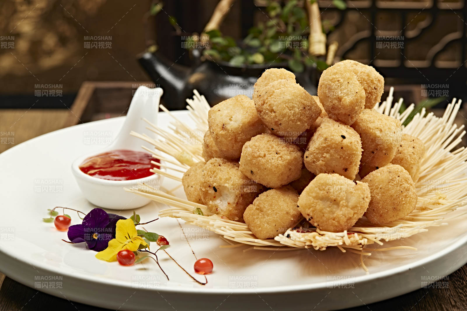 金黄酥炸丸子配酱