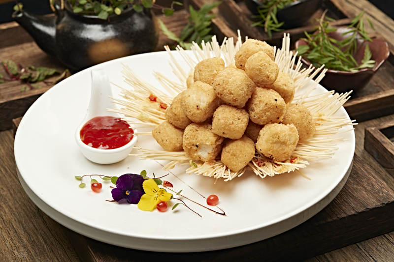 金黄炸丸配酱料