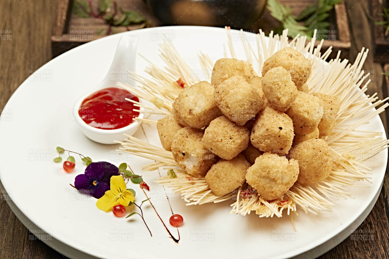 金黃炸丸子配醬料