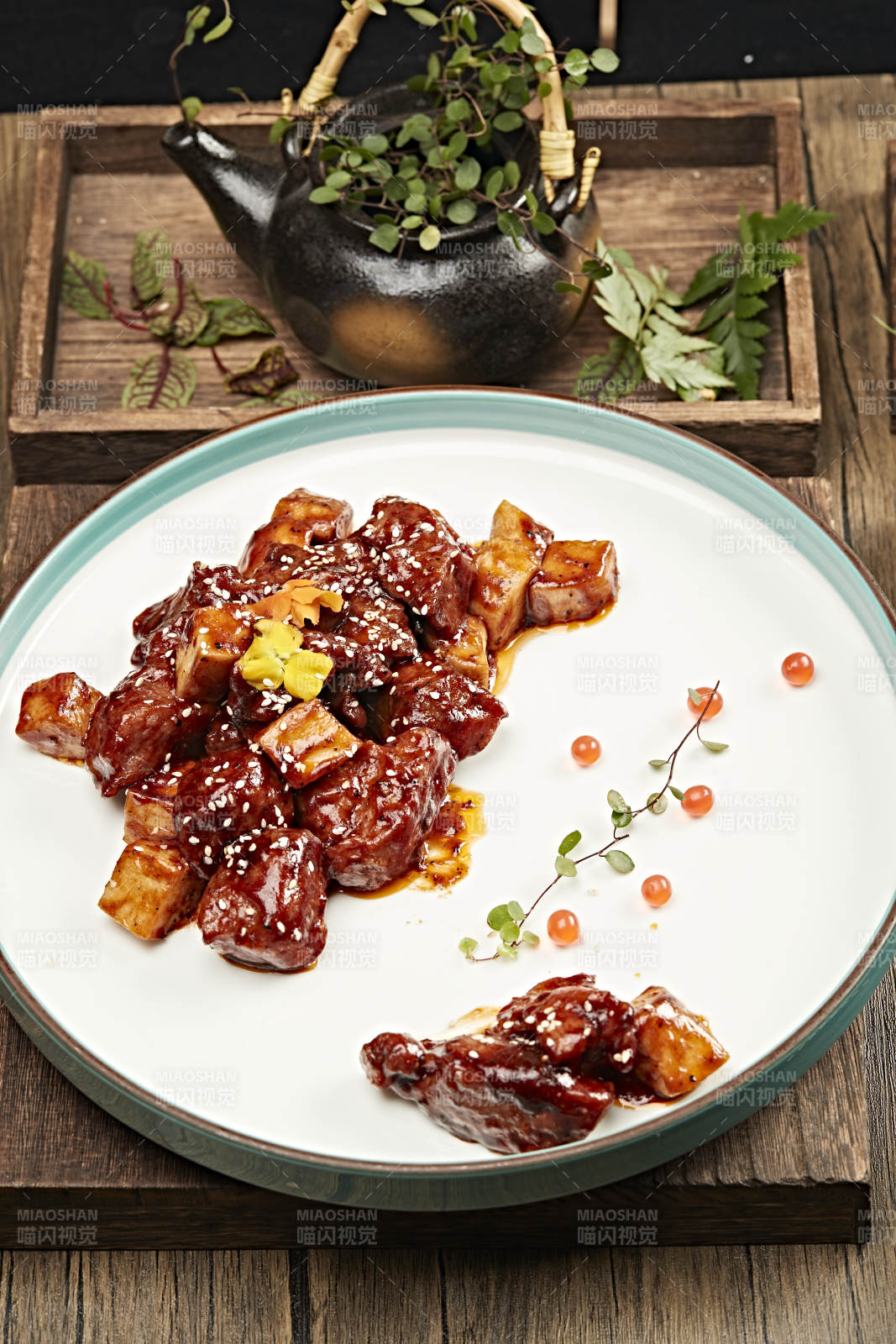 红烧肉配茶香摆盘