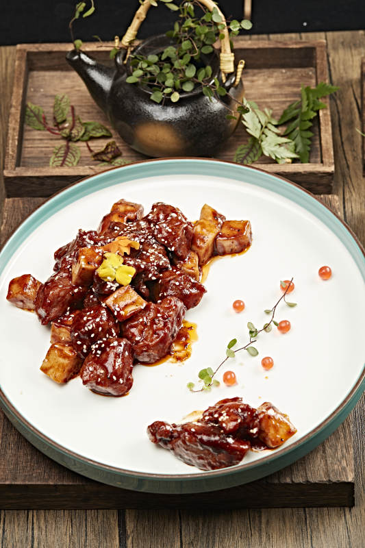 红烧肉配茶香摆盘