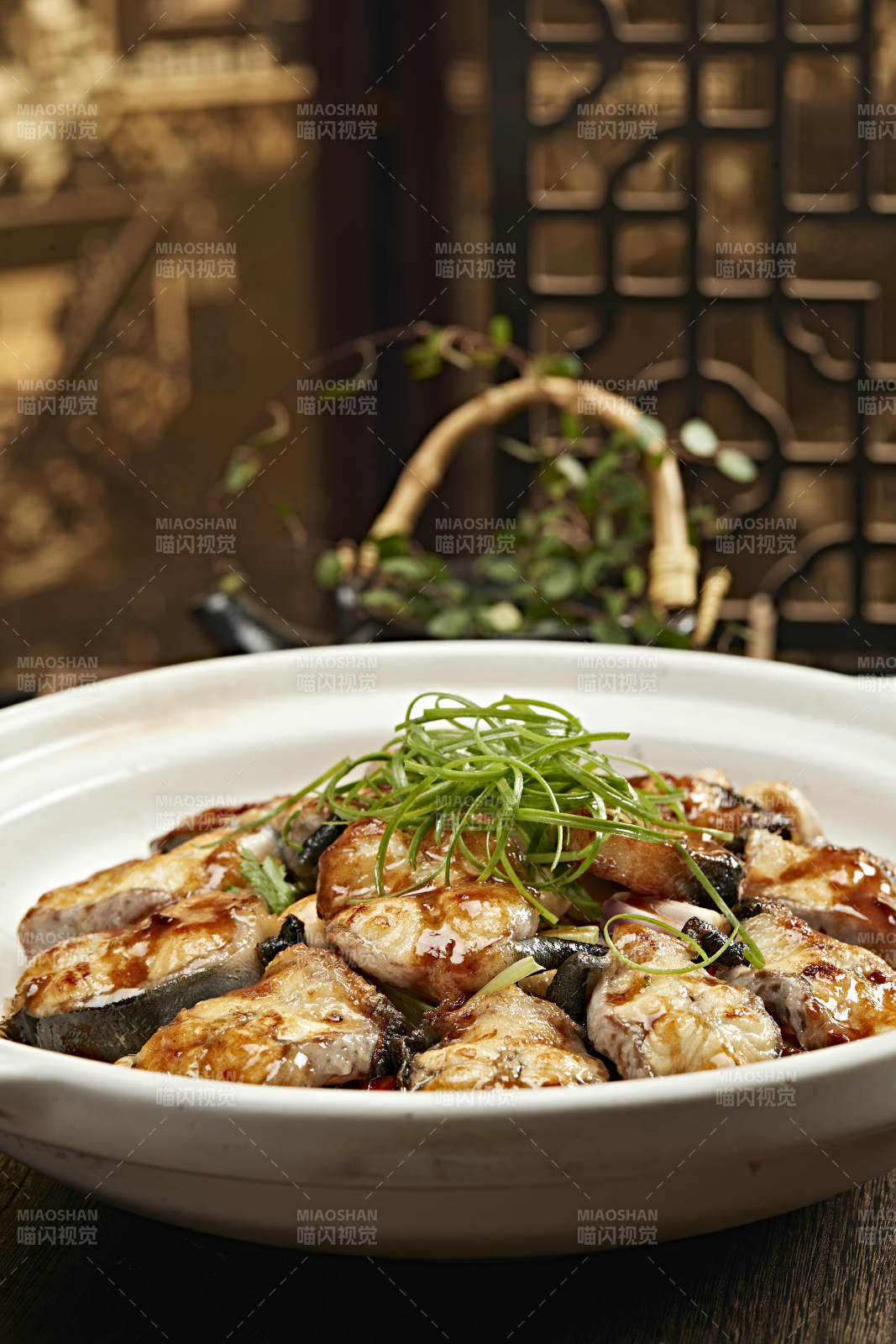 香煎鱼块配葱丝