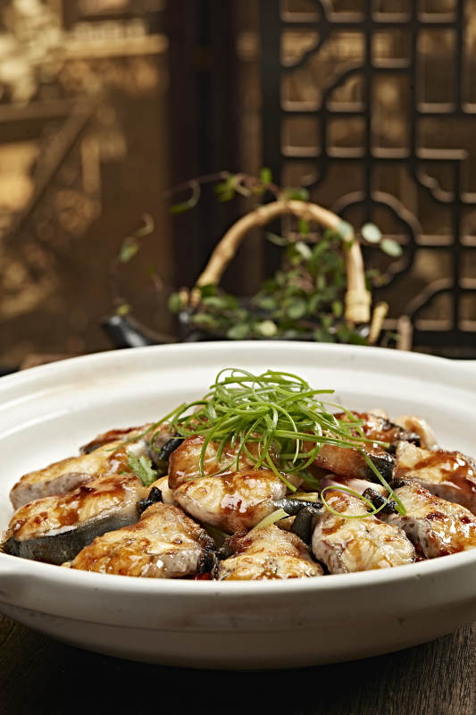 香煎鱼块配葱丝