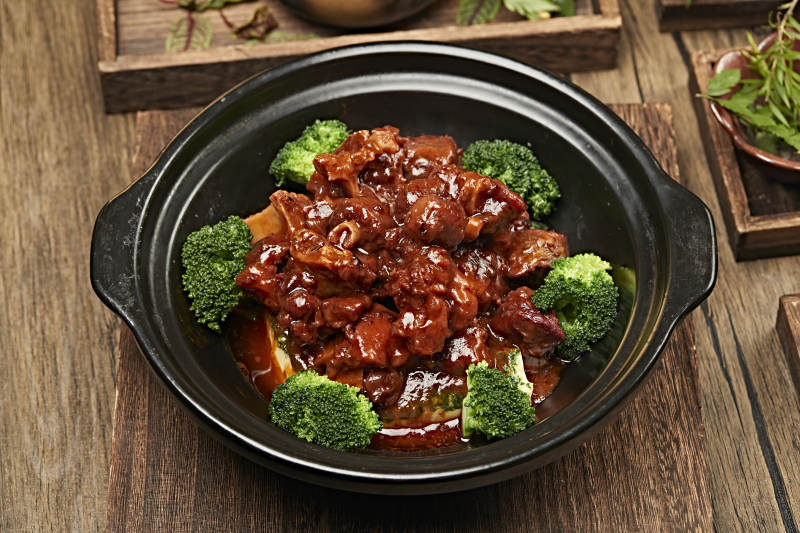 红焖石锅牛尾骨