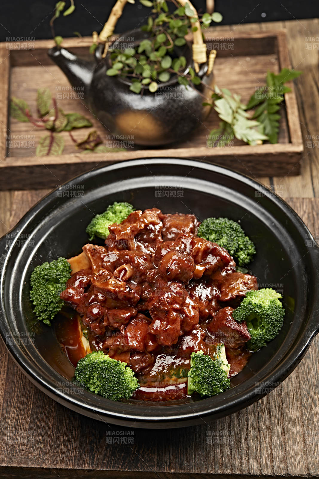 红焖石锅牛尾骨