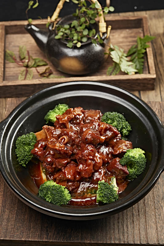 红焖石锅牛尾骨