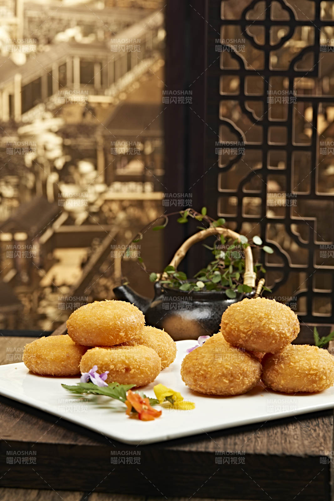 金黄酥饼配茶香