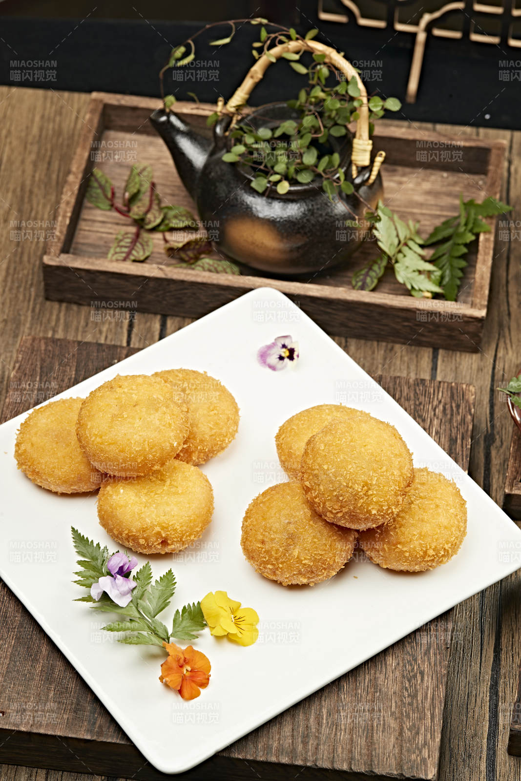 金黄酥饼配花饰