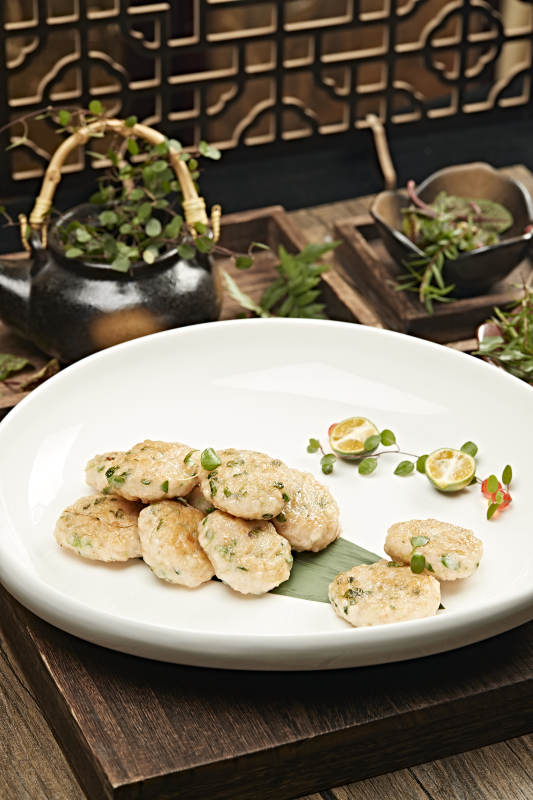 香煎虾饼配青柠