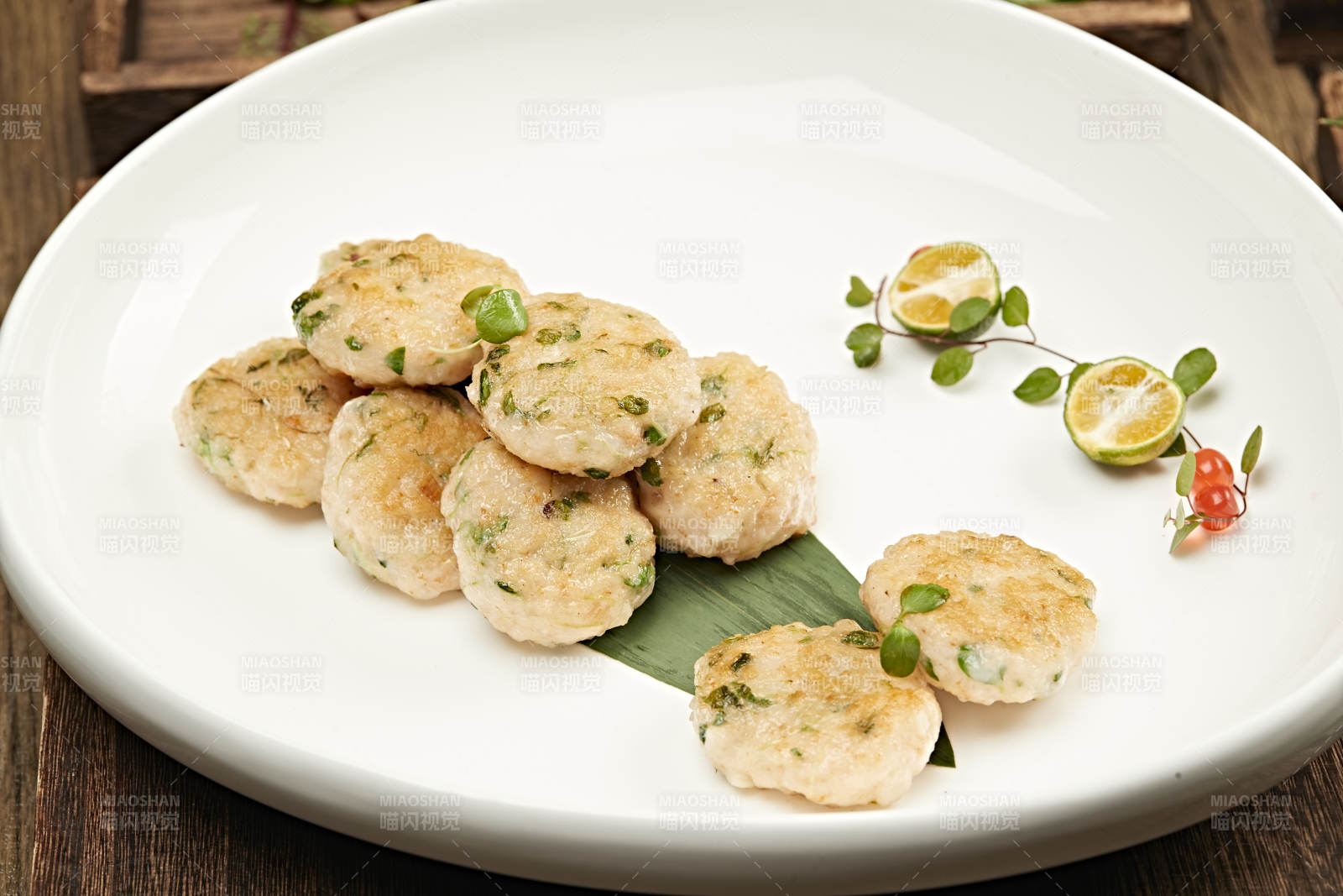 香煎蝦餅配青檸