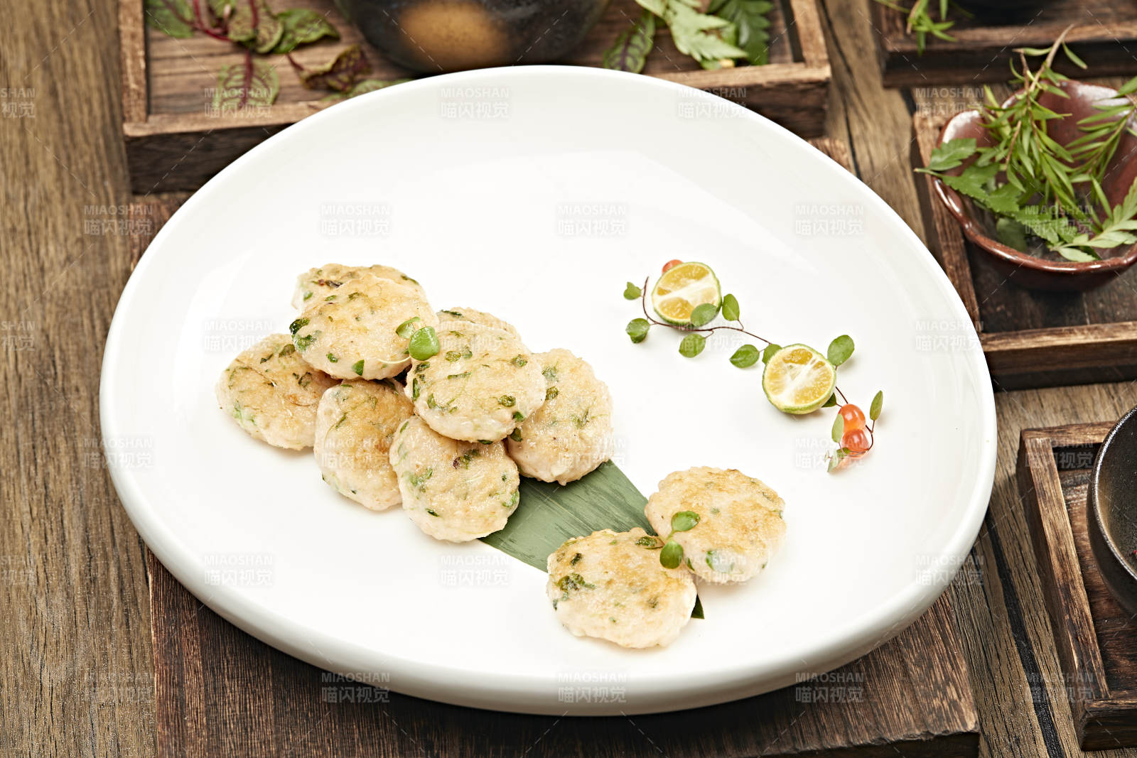 香煎虾饼配青菜