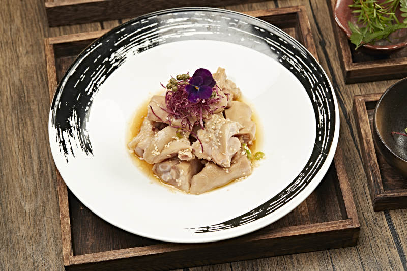 精致鸡块配紫花