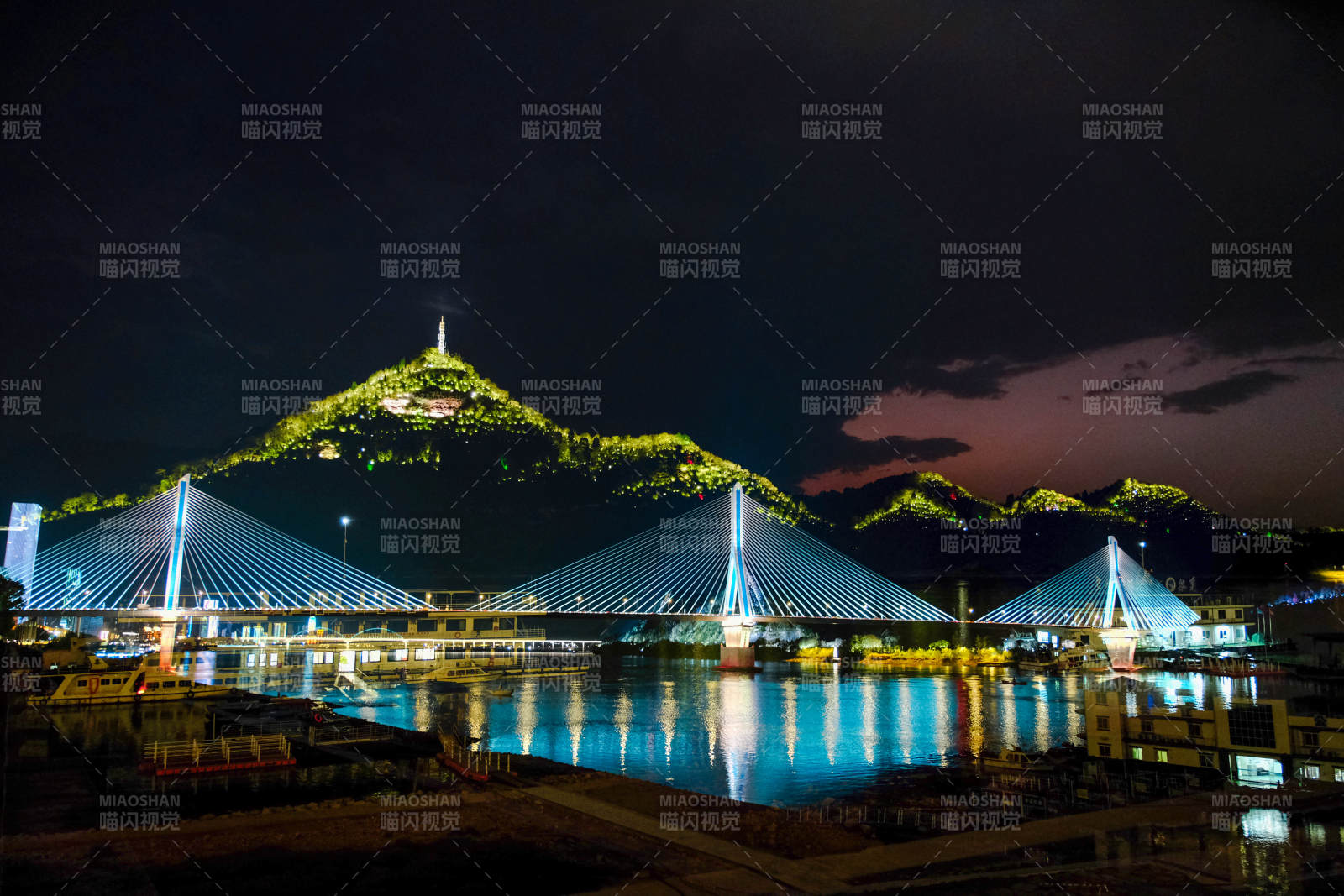 宜昌市夷陵长江大桥磨基山夜景 桥山辉映