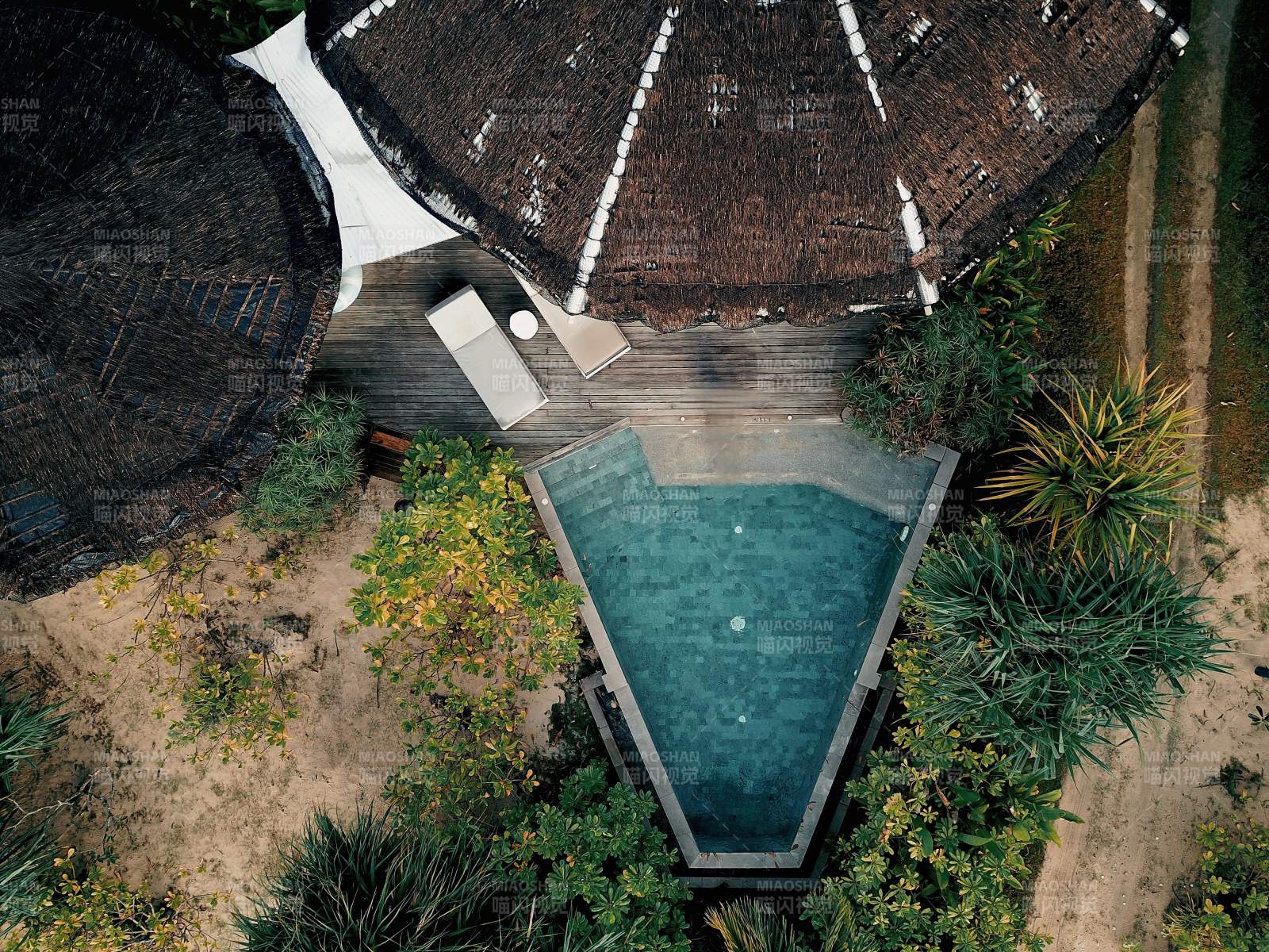 泰国普吉岛空中俯瞰泳池庭院